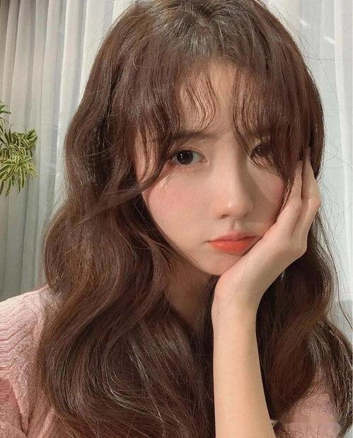 2022年网红烫发男孩,潮流发型引领时尚潮流